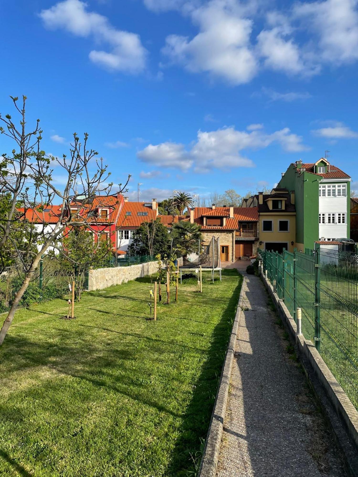 La Santina Y Su Jardin Avilés Exterior foto